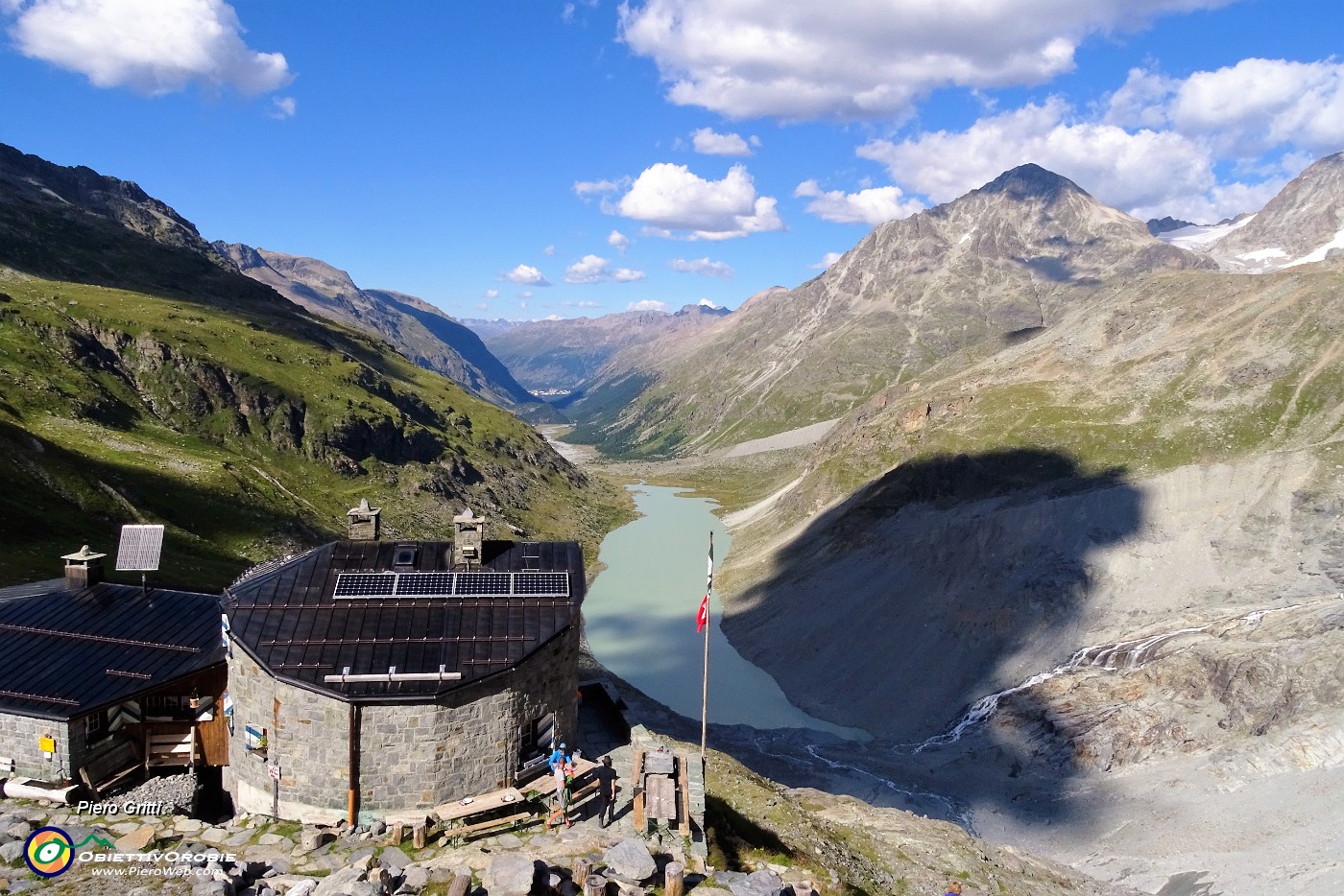 60 Chamanna Coaz (2610 m) con vista sulla Val Roseg e il Lej da Vadret.JPG